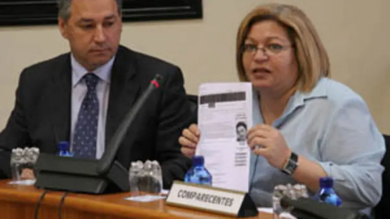  Blanco muestra parte de la documentaci&oacute;n.