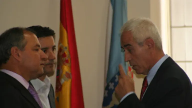  Miras conversa con el presidente de la Comisi&oacute;n y el portavoz del BNG.