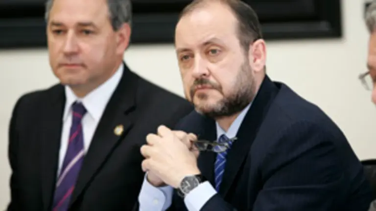  Varela junto al presidente de la comisi&oacute;n.