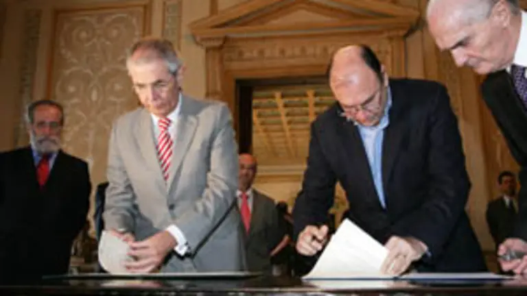  Touri&ntilde;o y C&eacute;sar Maia, durante la firma del convenio.