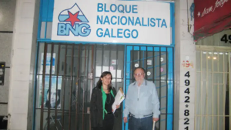  Ana Miranda, junto a Francisco Lores, en la puerta de la sede porte&ntilde;a del BNG.