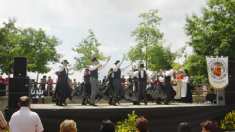  Actuaci&oacute;n dun dos grupos folcl&oacute;ricos que asistiron &aacute; tradicional festa de Rub&iacute;.