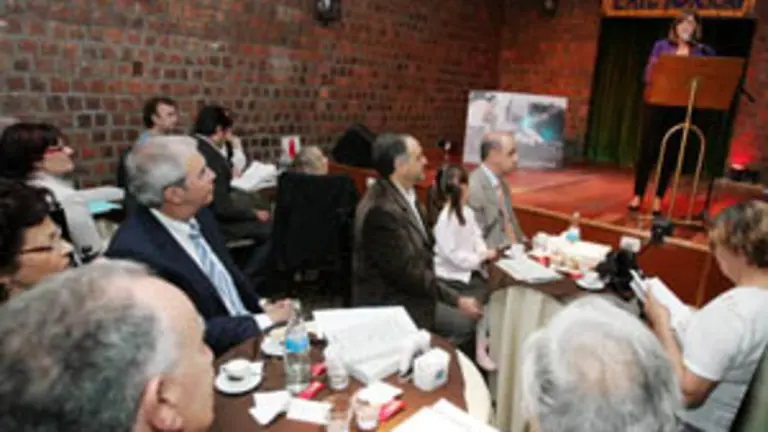 Touri&ntilde;o escucha los poemas musicados.