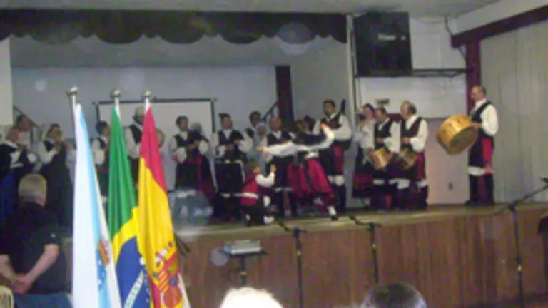  El grupo folcl&oacute;rico &lsquo;Lembranza e Agarimo&rsquo;, durante su actuaci&oacute;n.