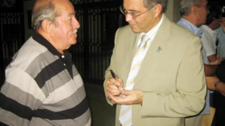  Manuel P&eacute;rez Su&aacute;rez, organizador del aniversario, conversa con Valent&iacute;n Ru&iacute;z.