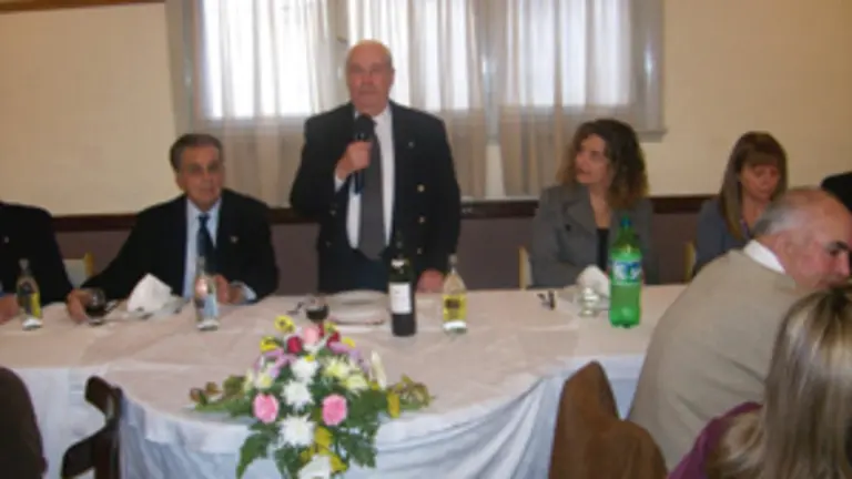  El presidente del Centro Asturiano de Mar de Plata, Luis Su&aacute;rez &Aacute;lvarez &ndash;en el centro de la imagen&ndash;.