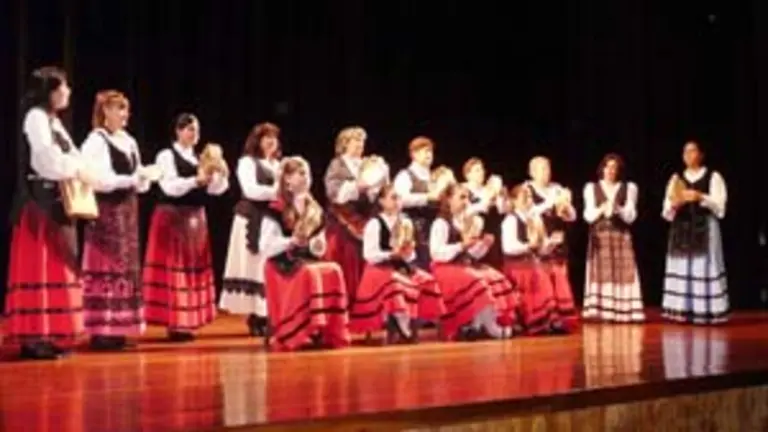  Pandereiteiras Xeito Novo, en el homenaje a &Aacute;lvarez Bl&aacute;zquez.