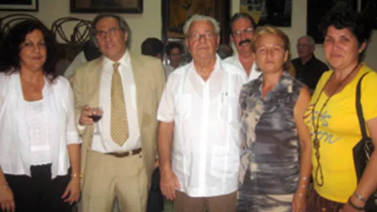  Pablo Barrios –segundo por la izquierda– felicitó a varios de los concursantes ganadores.