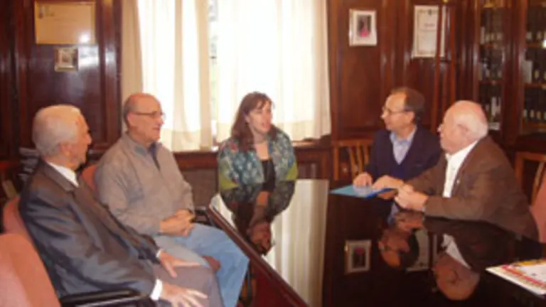  Ana Miranda, con directivos de la &lsquo;Uni&oacute;n de Sociedades Gallegas&rsquo;.