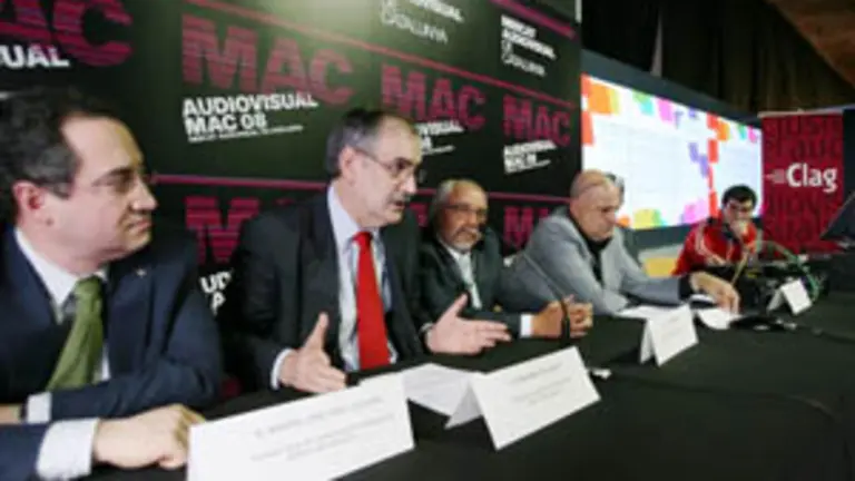  Fernando Salgado (2&ordm; izda.), Julio Fern&aacute;ndez (C) y Ant&oacute;n Reixa (2&ordm; dcha.), en la presentaci&oacute;n en Catalu&ntilde;a.