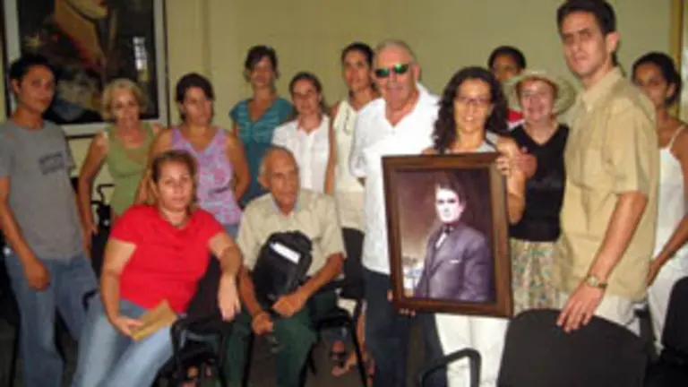  Jaime L&oacute;pez entrega una foto de Fontenla Leal a la lectora de gallego Arantxa Fern&aacute;ndez.