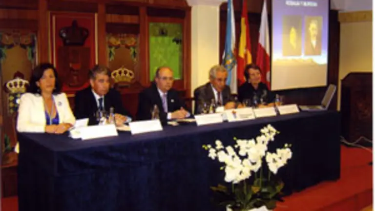  Directivos de la entidad y el conferenciante, Armando V&aacute;zquez.