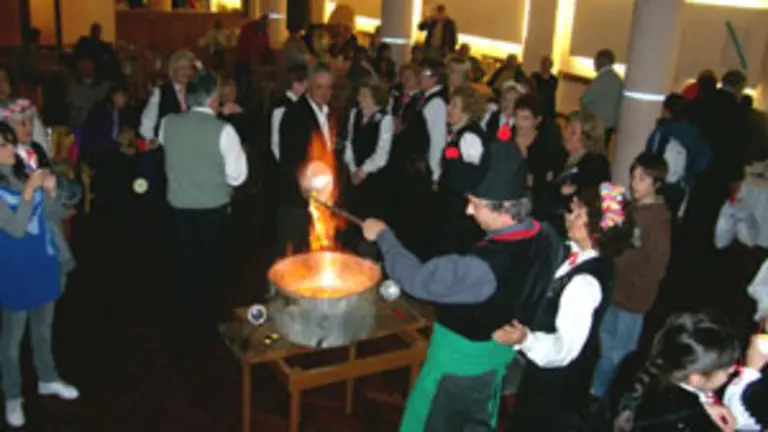  El &lsquo;queimador&rsquo;, Mario Romero, durante la preparaci&oacute;n de la tradicional &lsquo;queimada&rsquo;.