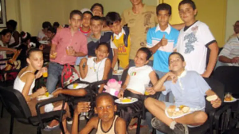  Hisochy Delgado, junto a los ni&ntilde;os int&eacute;rpretes de la obra.