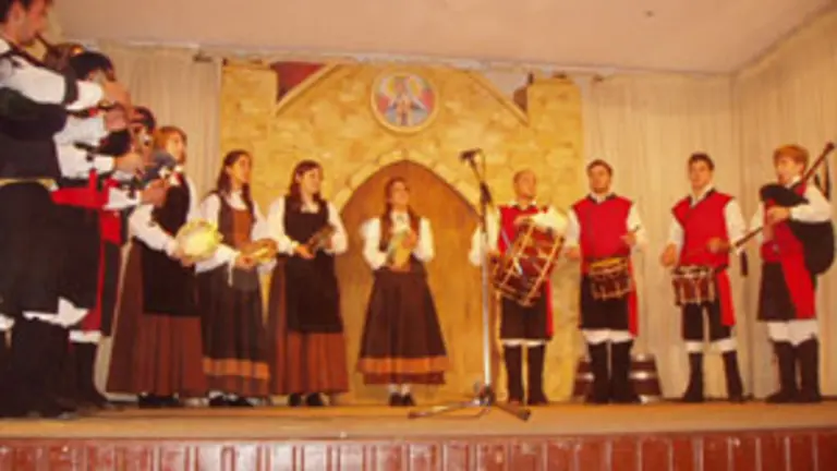  Pandereteiras y banda de gaitas, durante su actuaci&oacute;n.