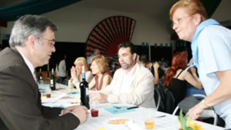  El viceconsejero Valent&iacute;n Ruiz, durante la fiesta de la sidra en Par&iacute;s.
