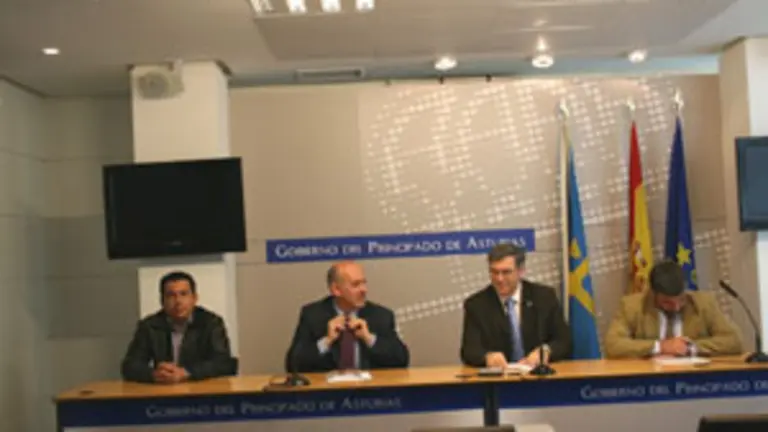  Pablo Priesca y Valent&iacute;n Ruiz &ndash;en el centro de la imagen&ndash;, durante la rueda de prensa.