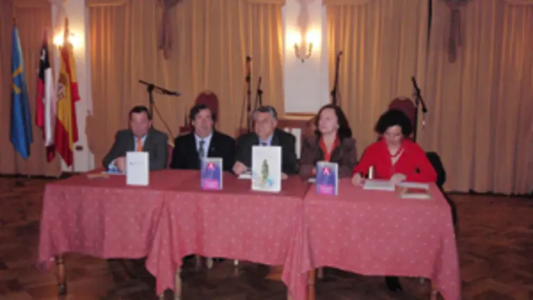  Manuel Fern&aacute;ndez de la Cera y Consuelo Vega &ndash;en el centro de la imagen&ndash;.