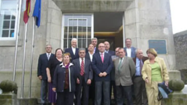  Rodr&iacute;guez posa con los presidentes en la sede de Emigraci&oacute;n.