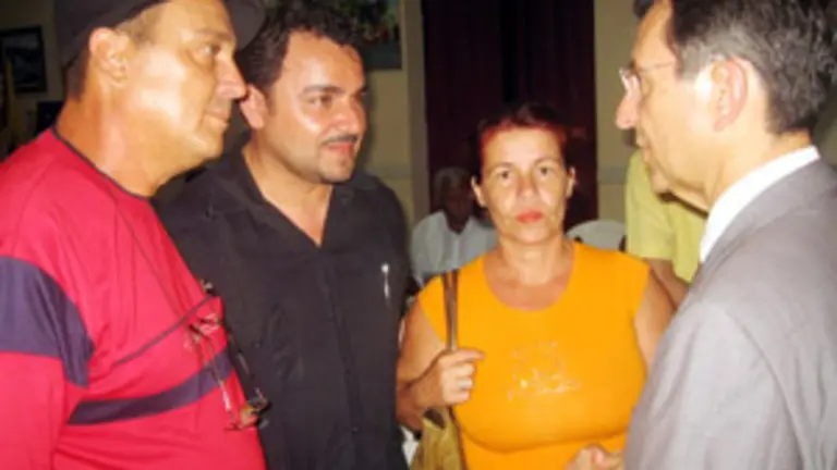  Moisés Plasencia –2º izda.– conversa con Castro –1º dcha.– y dos escritores de Cabaigüan.