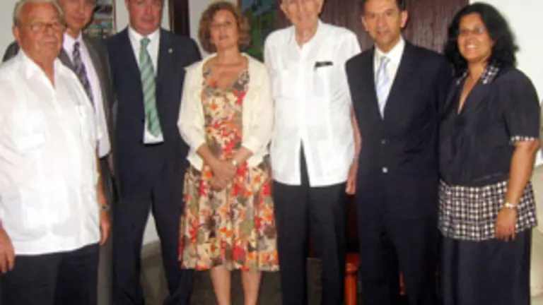 El vicepresidente cubano José Ramón Fernández recibió a la comitiva.