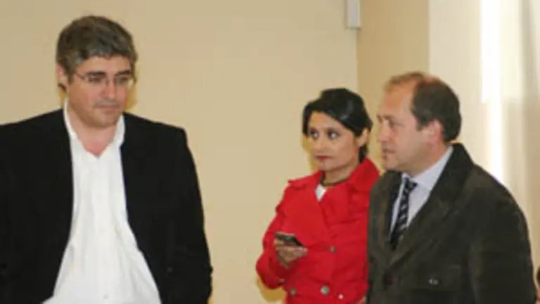  Carlos Aymerich, junto a Laura Seara y Leiceaga, en la comisi&oacute;n.