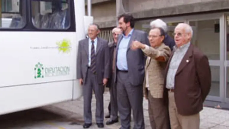 P&eacute;rez Santiago observa el autob&uacute;s que ayudo a financiar la FGE.