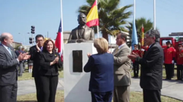  La delegaci&oacute;n asturiana, con las autoridades de Iquique, durante la inaguraci&oacute;n del busto a Eduardo Llanos.