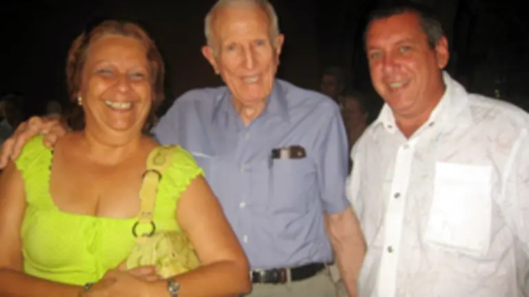  Jos&eacute; Ram&oacute;n Fern&aacute;ndez &ndash;en el centro&ndash;, con Adela Sierra y Enrique Vigista&iacute;n.