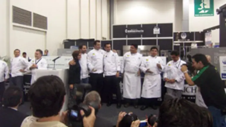  Imagen de los cinco finalistas con los tres ganadores.