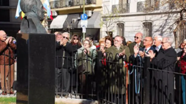  Un momento de la inauguraci&oacute;n del busto.