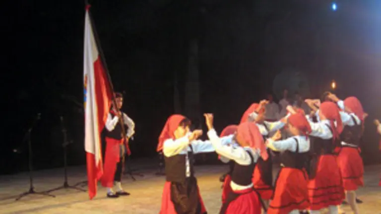 La bandera de la Autonomía flotó en el ‘García Lorca’.