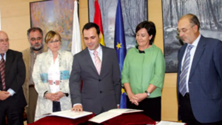 Toma de posesión de Alberto García, en presencia de Dolores Gorostiaga.