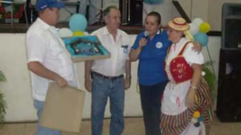  Marcos Guerra Cabrera, presidente de La Fundación Jardín Canario entrega una placa a Fina, de la Rondalla ‘Mencey’.