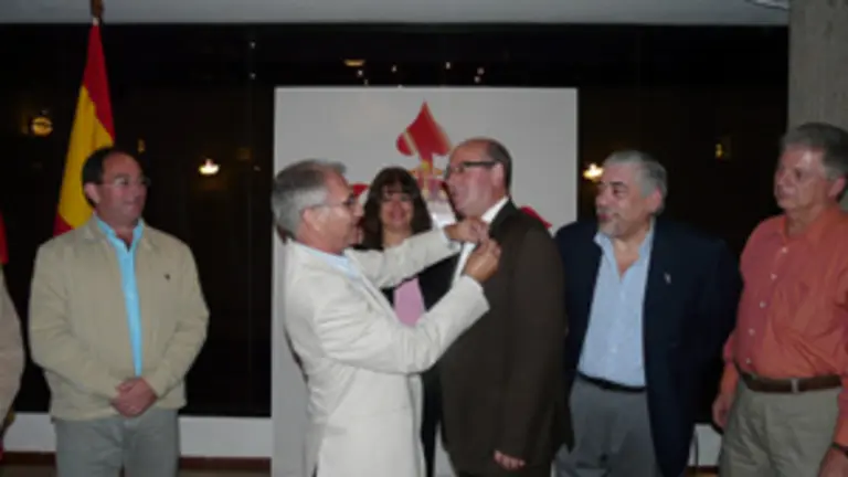  El presidente del Centro Gallego de Puerto La Cruz impone a Rodr&iacute;guez el &lsquo;Bot&oacute;n de Oro&rsquo; de la entidad.