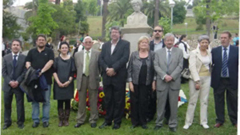  Representantes de diversas entidades de Catalu&ntilde;a ofrecen un ramo de flores &aacute; estatua de Rosal&iacute;a de Castro.