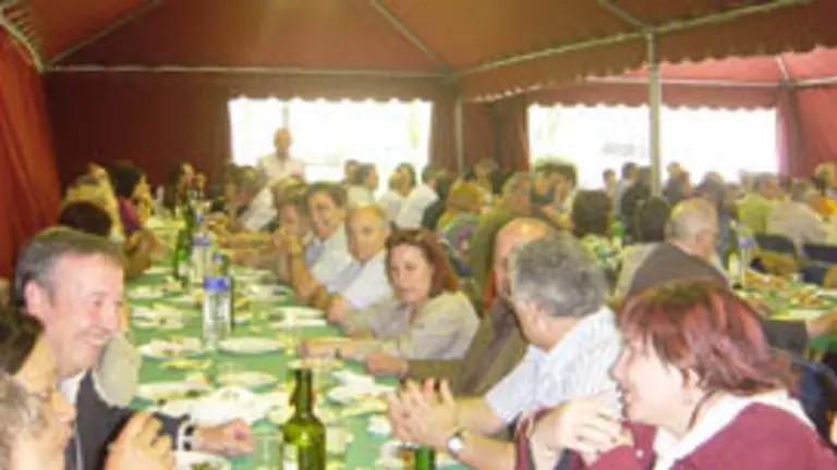  Numerosas persoas desfrutan da comida t&iacute;pica galega.