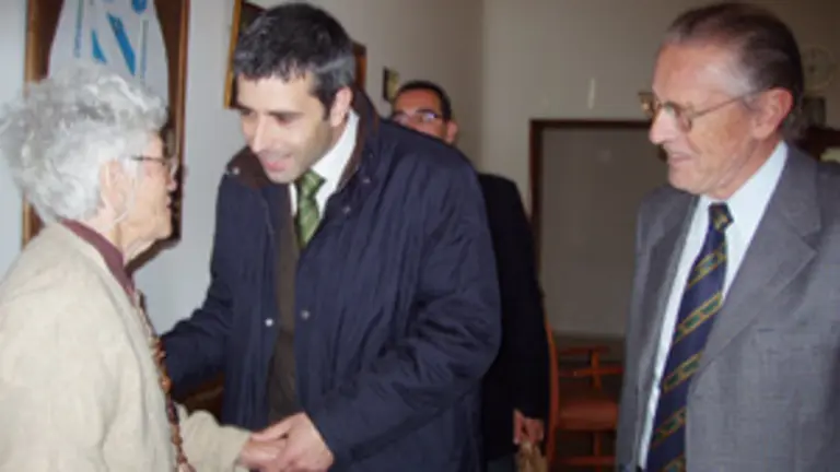  Uno de los alcaldes saluda a una residente en la visita al Hospital Espa&ntilde;ol.