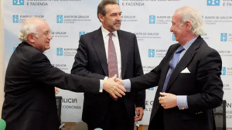  Antonio Fontenla, Jos&eacute; Ram&oacute;n Fern&aacute;ndez Antonio y Jos&eacute; Antonio Quiroga se estrechan la mano tras la firma.