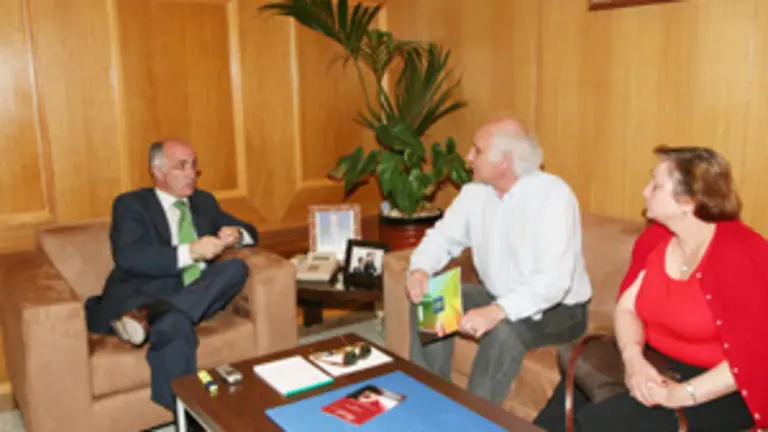  Jos&eacute; Juan Dur&aacute;n &ndash;a la izda.&ndash;, con los representantes del Centro de Lisboa.