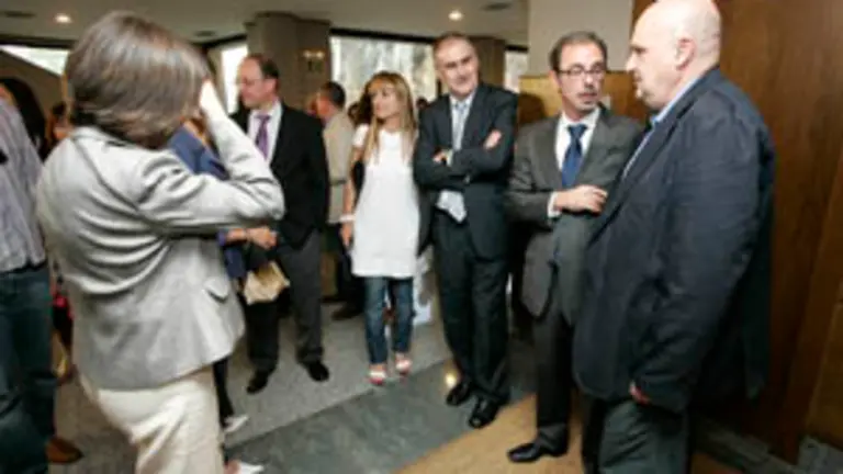  Los promotores del II Encontro Galicia-Brasil charlan la inauguraci&oacute;n.