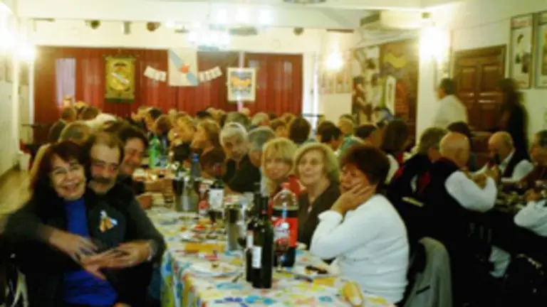 Socios y amigos de la entidad comparten el banquete. 