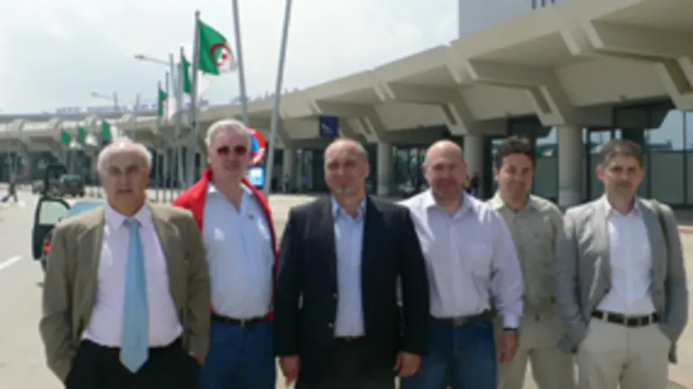  Los empresarios, en el aeropuerto de Argel.