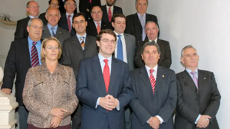 Fernández Mañueco –en el centro–, con presidentes y representantes de las nueve diputaciones.