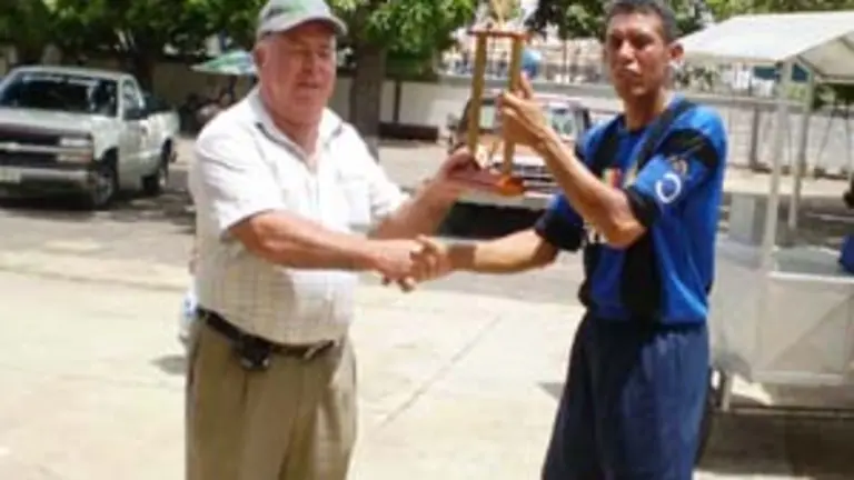  El presidente de la entidad, José Luis Ferrera Tejera, entrega el trofeo al capitán del equipo ganador.