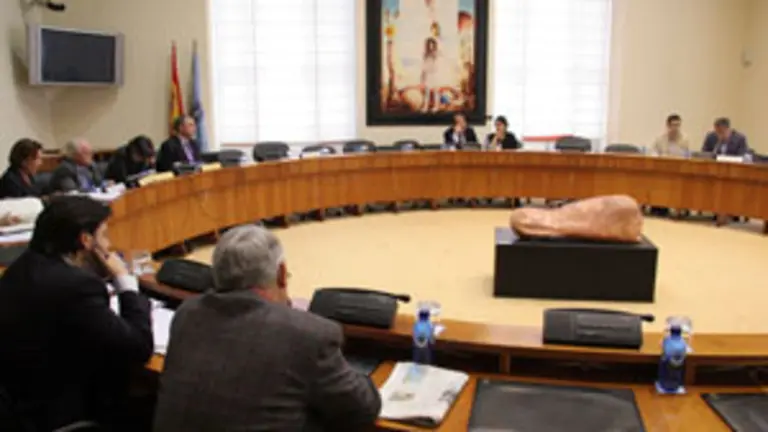  La Comisi&oacute;n, durante su reuni&oacute;n de ayer.