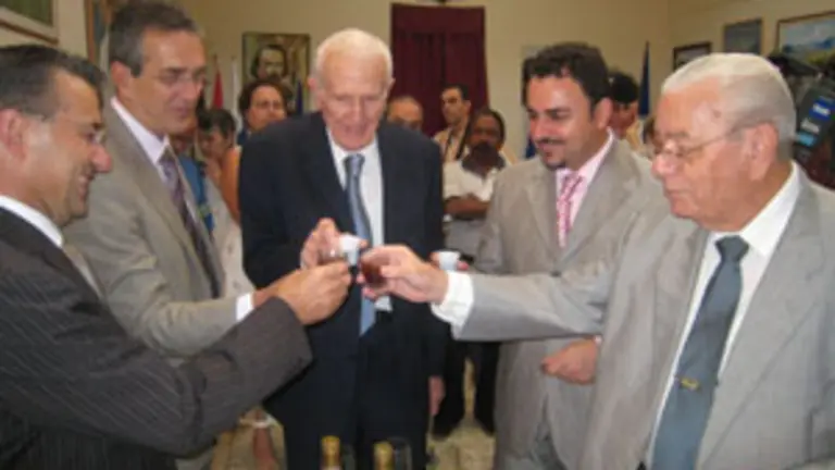  Paulino Rivero y Moisés Plasencia, brindan con el \\\\\\\\\\\\\\\'gallego\\\\\\\\\\\\\\\' Fernández y directivos de entidades canarias en Cuba.