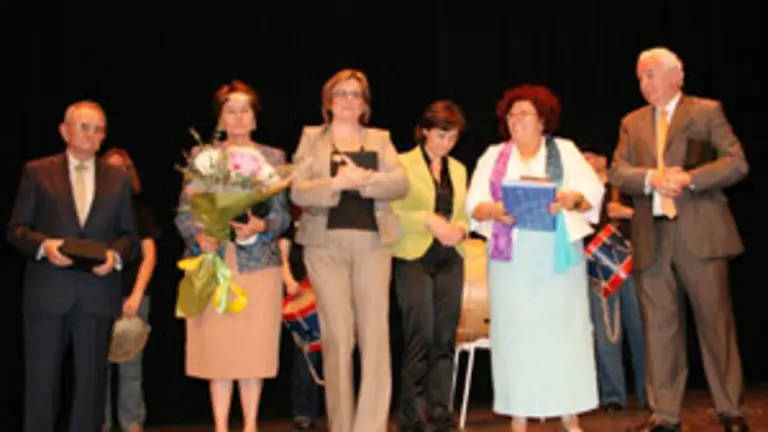  Eugenia &Aacute;lvarez &ndash;en el centro de la imagen&ndash;, acompa&ntilde;ada de todos los presidentes del Centro.