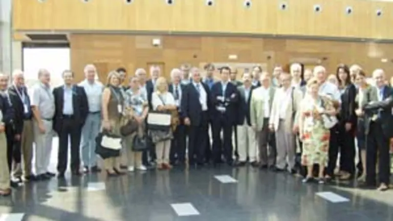   Feij&oacute;o posa con los representantes del PP en el exterior que acudieron al Congreso.