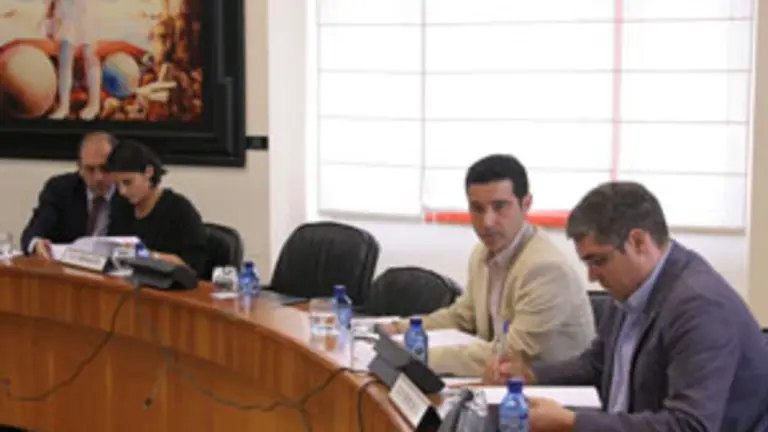  Los representantes del PSOE &ndash;a la izda.&ndash; y los del BNG, durante la &uacute;ltima sesi&oacute;n de la comisi&oacute;n, el pasado lunes 16.